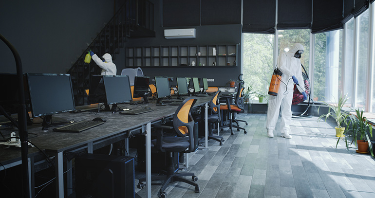 What chemicals does the fogging mist contain?